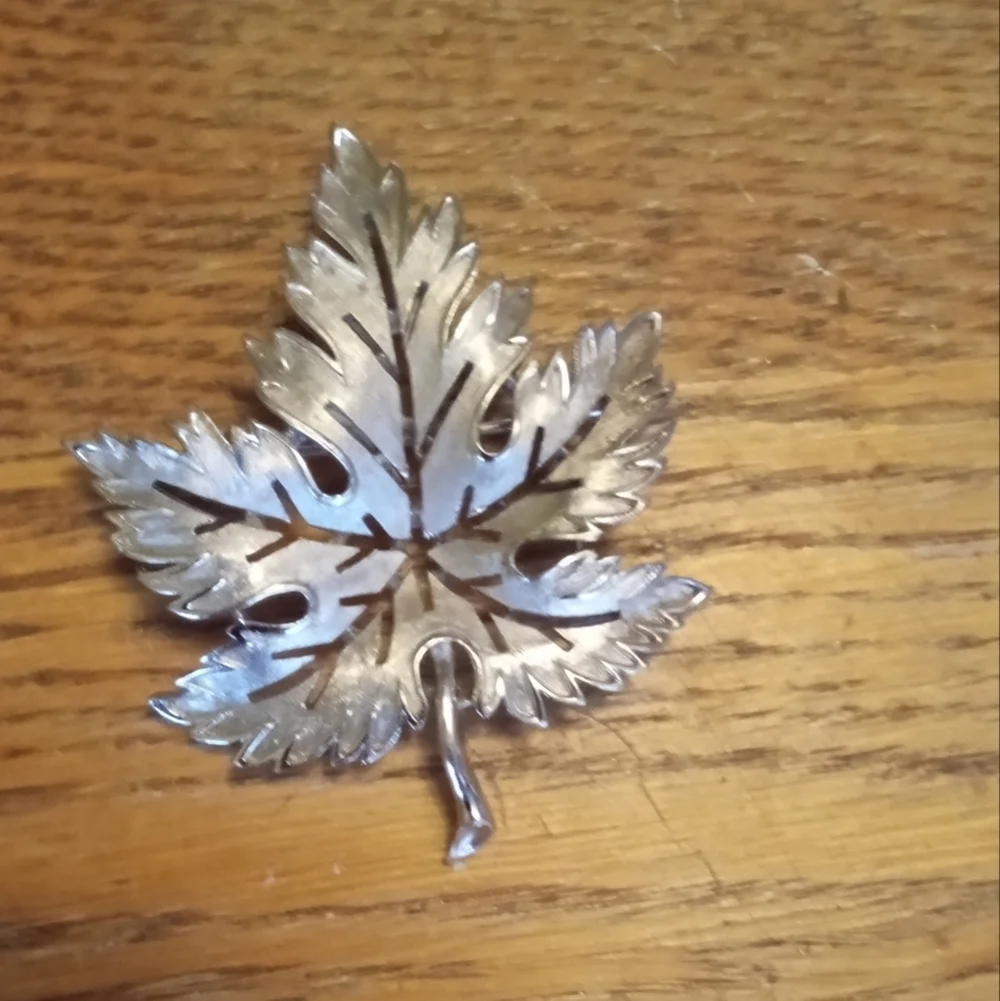Chic Silver Leaf Brooch
